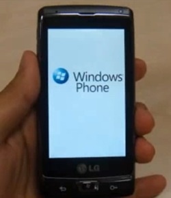 Videolla: Windows Phone 7 -puhelin k�ynnistyy ensimm�ist� kertaa