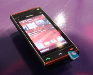 Nokian X6:sta ja X3:sta ensikatsausartikkelit, N900 testattavana Helsingin Nokia-kaupassa
